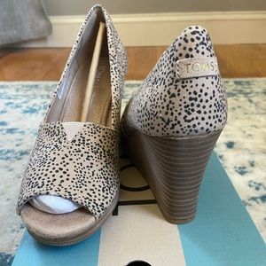 Toms Michelle Sandal Peep Toe Wedge - sand tiny cheetah